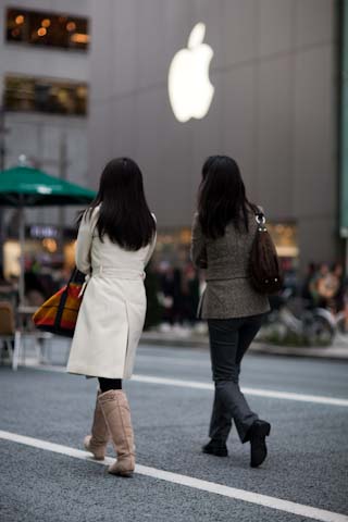 Although I was tempted to browse the 4-story Apple store, the street was much more interesting.