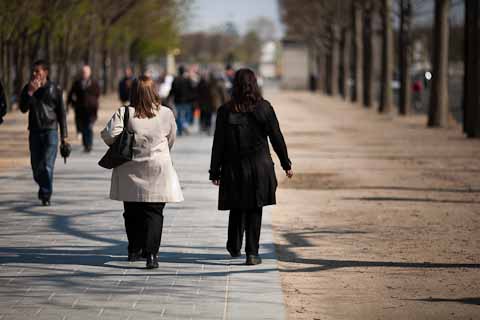 Laura and Catherine taking a stroll after some vigorous shopping at Sephora on the Champs Elyees 
