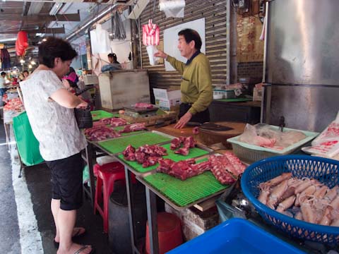 20090502-3 Some fresh meat?