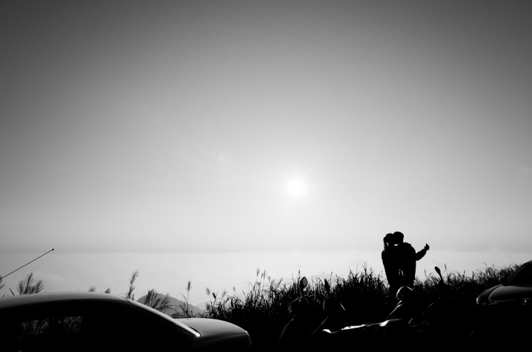 The modern day version of Klimt's "The Kiss" complete with simultaneous selfie.