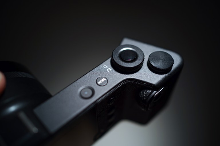 Well placed knurled dials with excellent feel