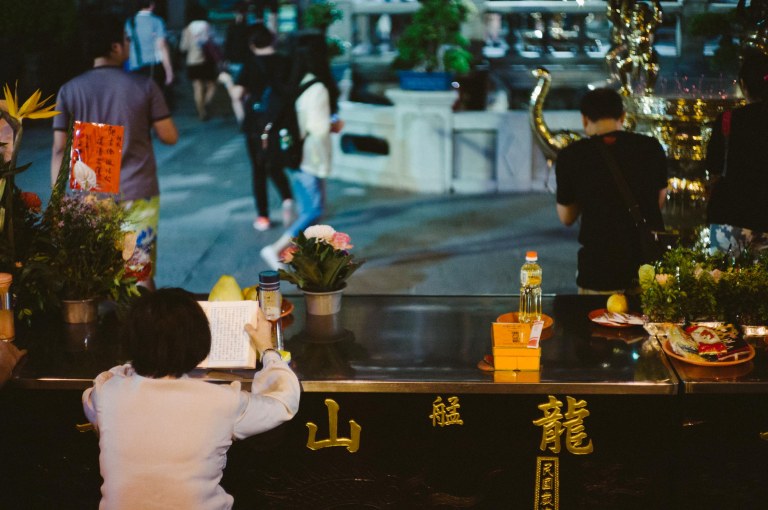 Reading at Longshan Temple, Taipei, Taiwan. (Leica M9, Canon 50mm LTM, VSCO)