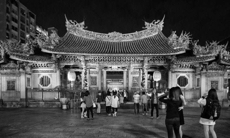 The entrance to Longshan Temple on a Saturday night. (Ricoh GR with GW-3 Wide Angle Converter)